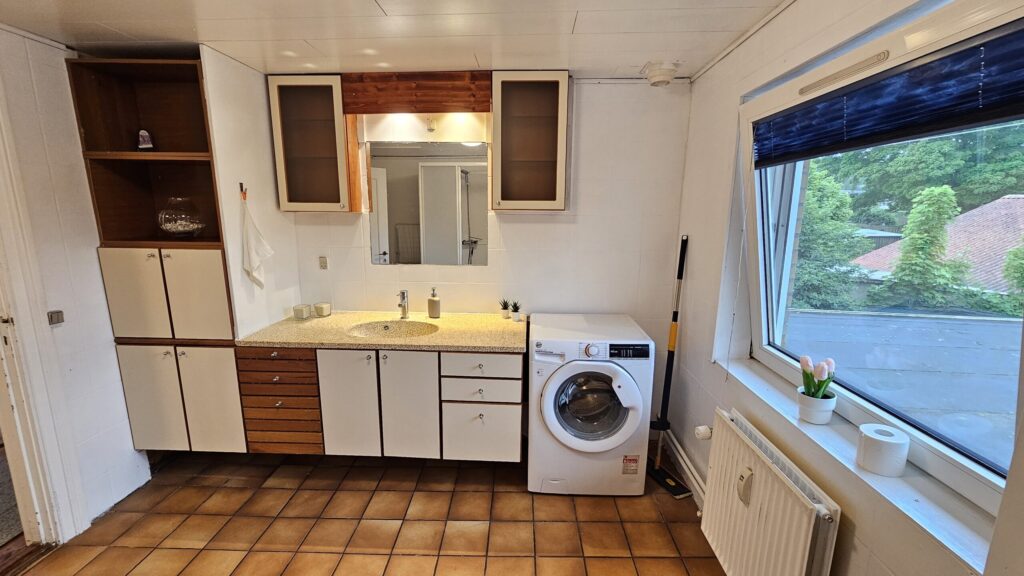 Dette billede har en tom ALT-egenskab (billedbeskrivelse). Filnavnet er Badevaerelse-4-scaled.jpg